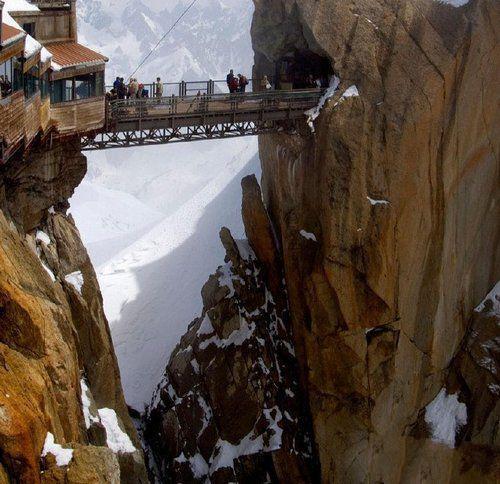 全球11大最著名的恐怖吊桥,中国华山索道上榜,你去走过吗?