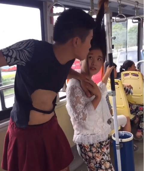 公交车上惊现奇葩情侣,另类的穿着让乘客唏嘘不已