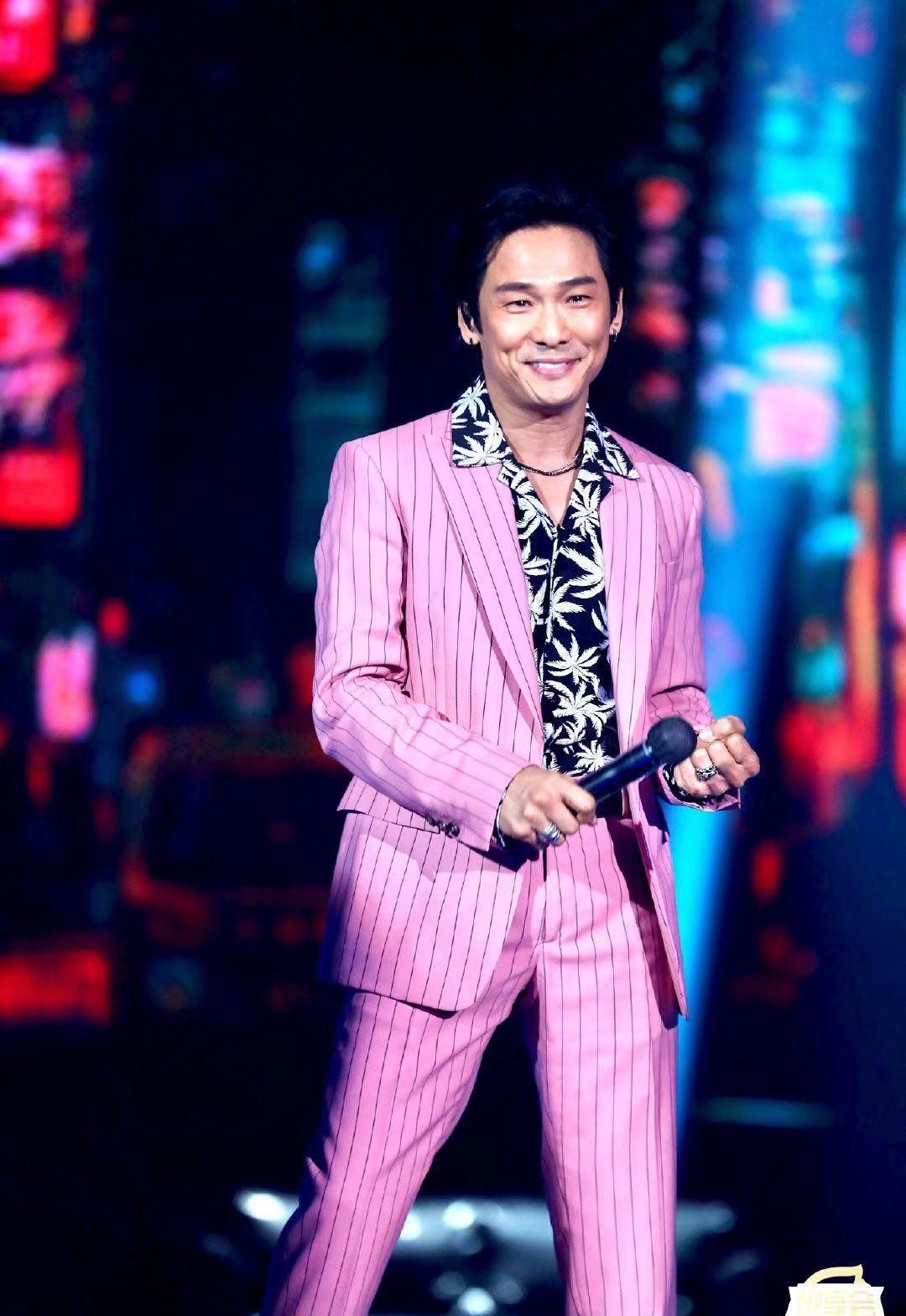 比丈母娘大1岁57岁杜德伟携妻机场吃简餐相差24岁毫无违和感