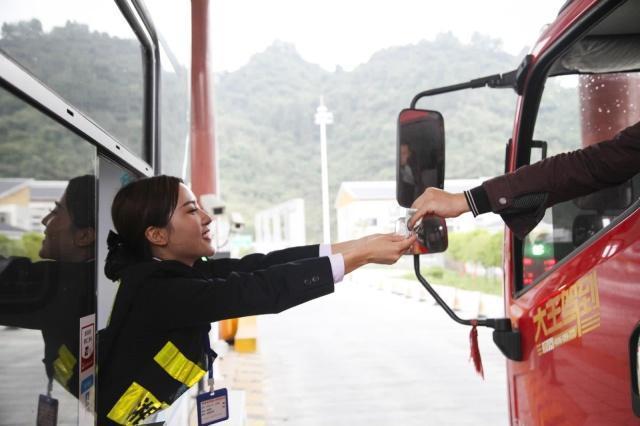 高速收费站的收费员在哪里上厕所?原来在这个地方