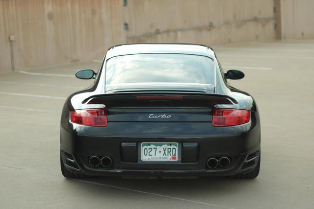 搭配六速手动变速箱的2007款玄武岩黑保时捷911 turbo!