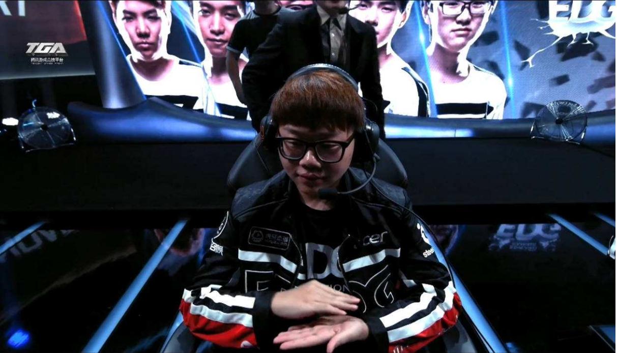 冠军中单pawn宣布退役曾两次击溃faker老将时代落下帷幕