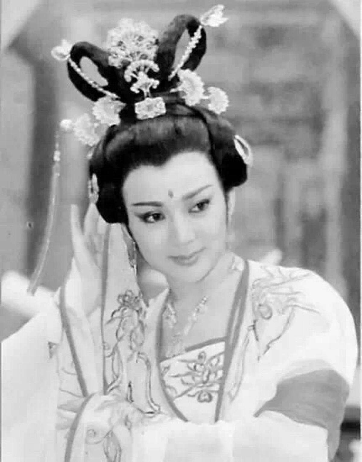 成龙叫她为"妈妈",并且亲自跪地为她颁奖,那她是谁?