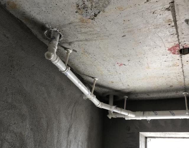 卫生间隔层排水楼上卫生间排水管道漏水谁负责怎么处理