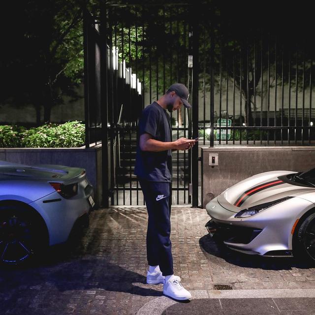 西蒙斯更新社媒展示自己身伴豪车的照片