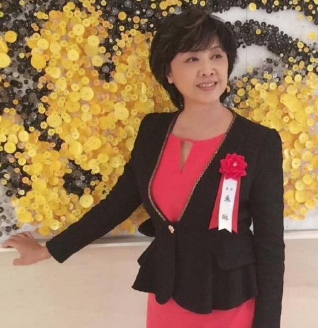 她经历两段婚姻,53岁再嫁,如今67岁被宠成40多岁