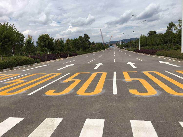 开车走直行道被罚?车主喊冤,交警:不懂锯齿什么意思下次还罚