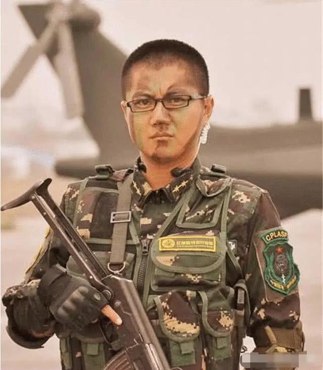 郎峰,他塑造的卫生员史大凡也是相当的搞笑,平日里和鸵鸟也是争吵不断