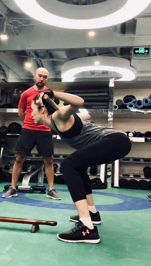 40岁姚晨深夜晒健身照,当她蹲下那刻,世界安静了