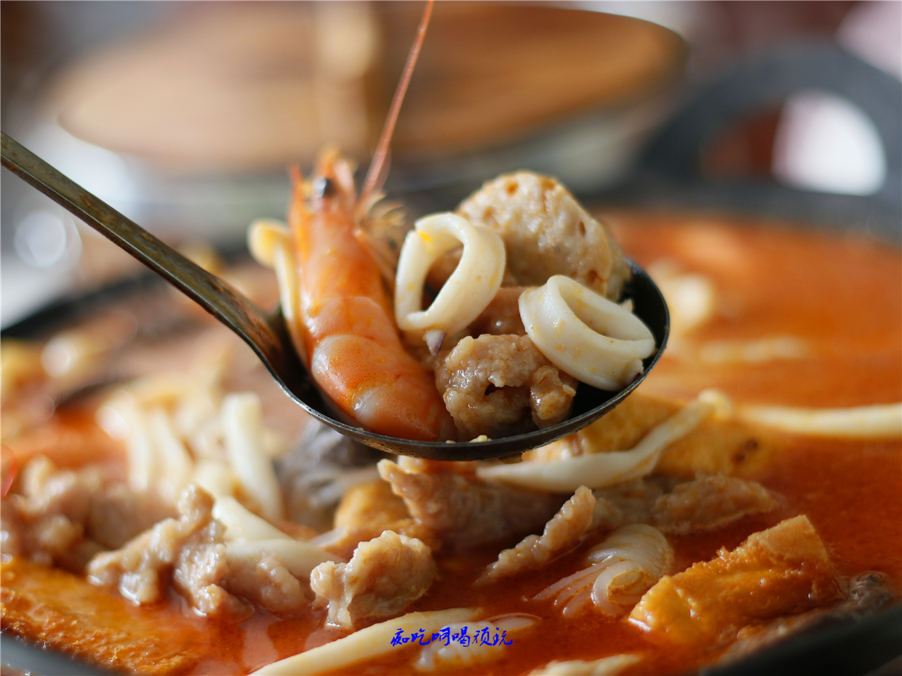 满桌的海鲜的生猛鲜活,最后惊艳的却是地道的沙茶锅