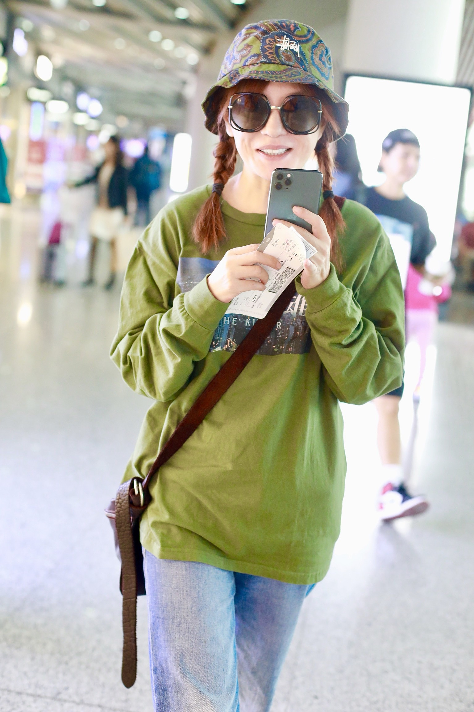 43岁赵薇近照太少女了!素颜扎麻花辫,叼机票俏皮似小燕子