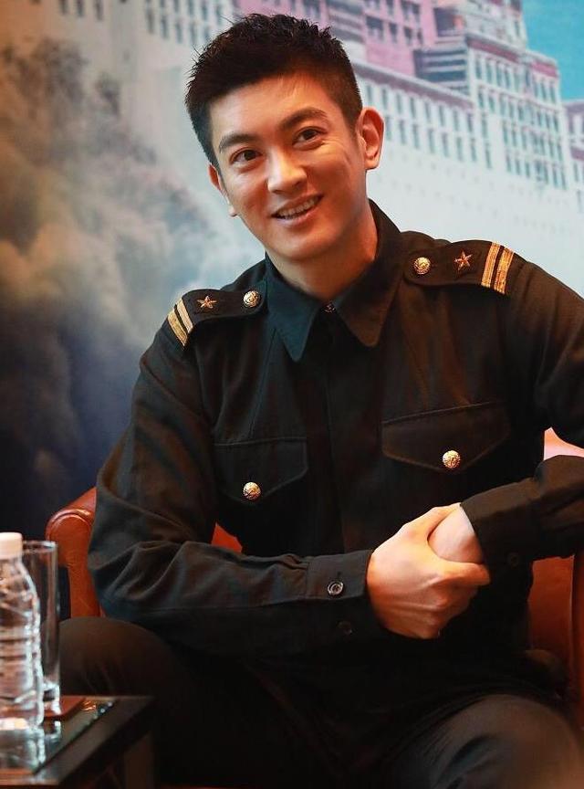 杜江现身路演活动,身穿制服气质非凡,十分的帅气逼人