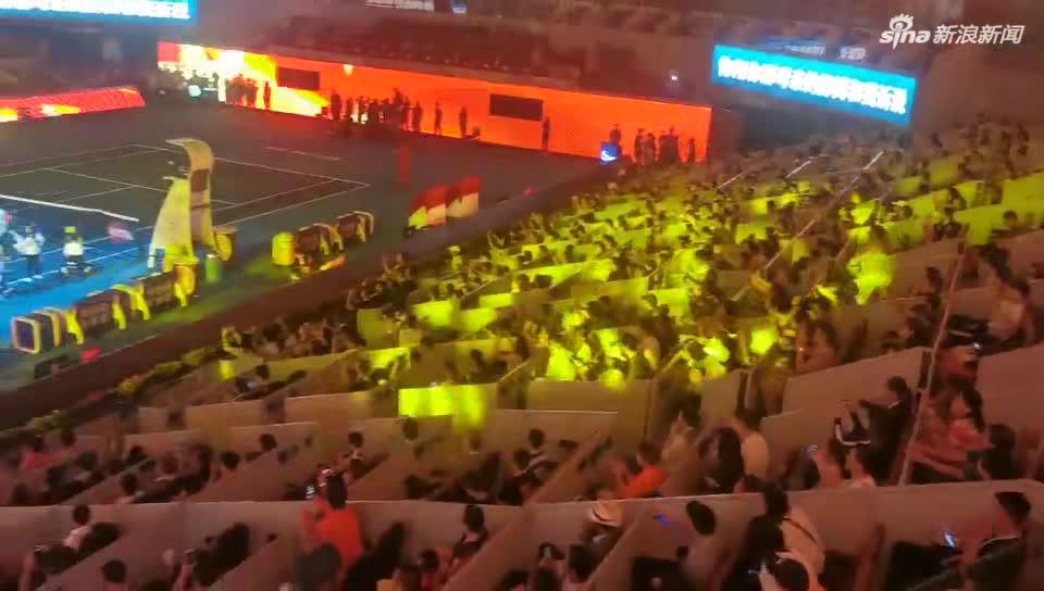 钻石球场:《我和我的祖国》响彻钻石球场 开幕式万人入场盛况空前