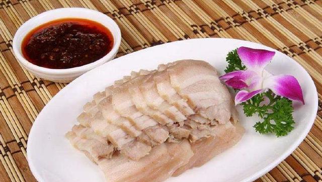 用五花肉做白切肉,酥烂咸香且有嚼劲,炖煮火候和调料调配有诀窍