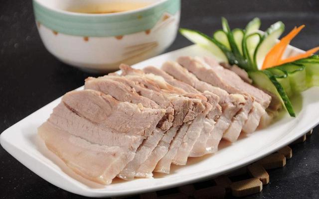 用五花肉做白切肉,酥烂咸香且有嚼劲,炖煮火候和调料调配有诀窍