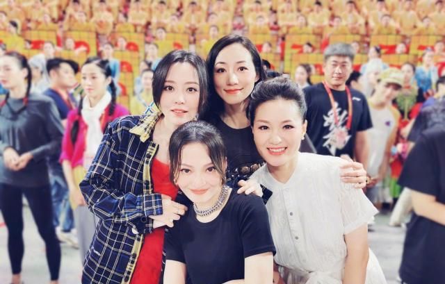 张韶涵晒图感慨圈内情,与韩雪张靓颖同框,年龄最大却最嫩