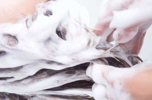 外出旅行,一路上免不了风尘仆仆,尘土细菌沾染上头发,在加上汗渍积聚