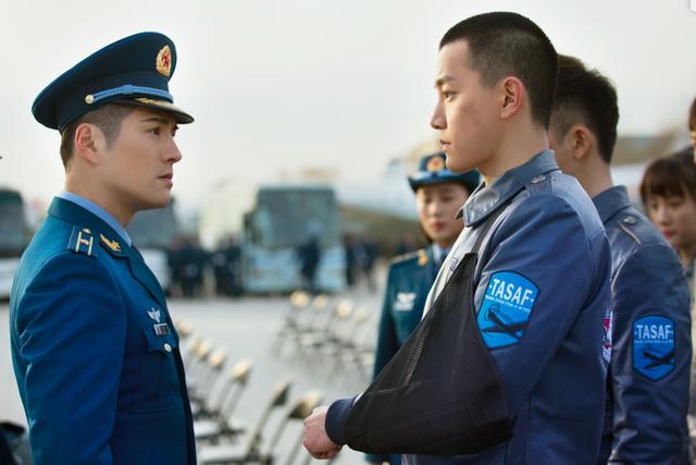 盘点影视剧中最帅的机长严屹宽首演英雄飞行员帅到犯规