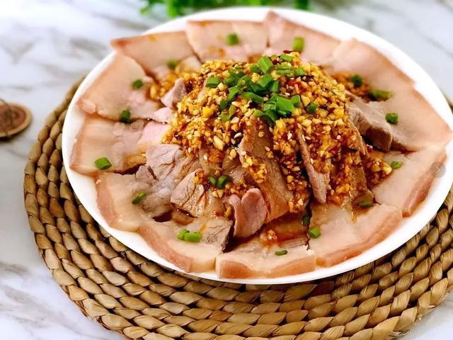 用五花肉做白切肉,酥烂咸香且有嚼劲,炖煮火候和调料调配有诀窍