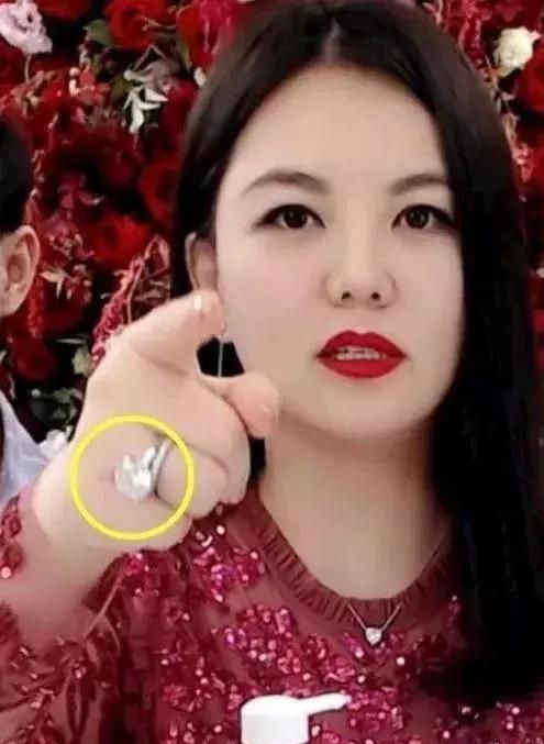 李湘直播戴超大钻戒满屏挡不住的壕气,网友称被钻戒"闪瞎眼"