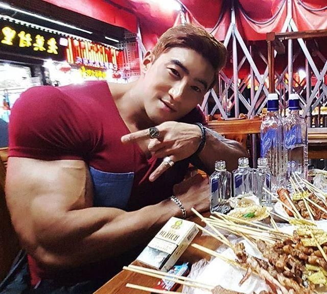 "亚洲巨兽"黄哲勋,肌肉身材遭到质疑,网友表示肩膀太假