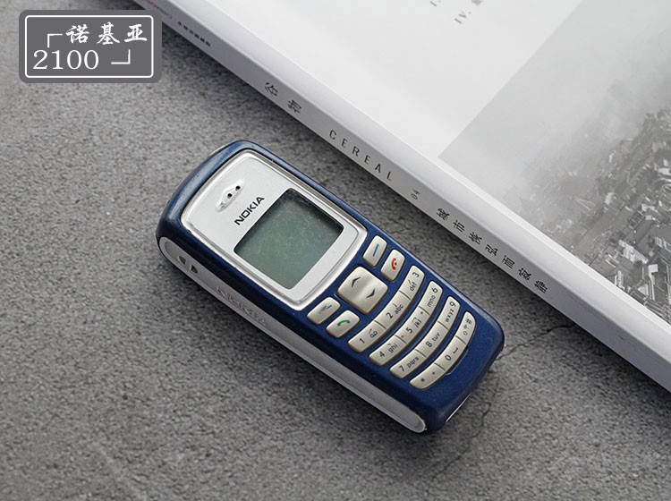 颜色为主,在国内手机市场,诺基亚2100是最被熟知的一款彩色外壳的手机