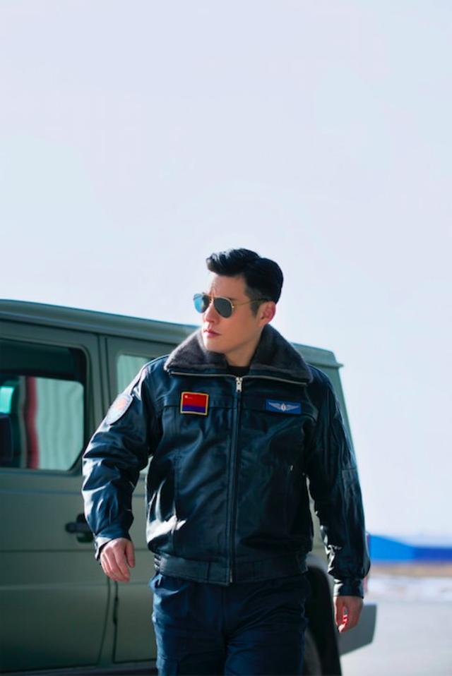 盘点影视剧中最帅的机长严屹宽首演英雄飞行员帅到犯规