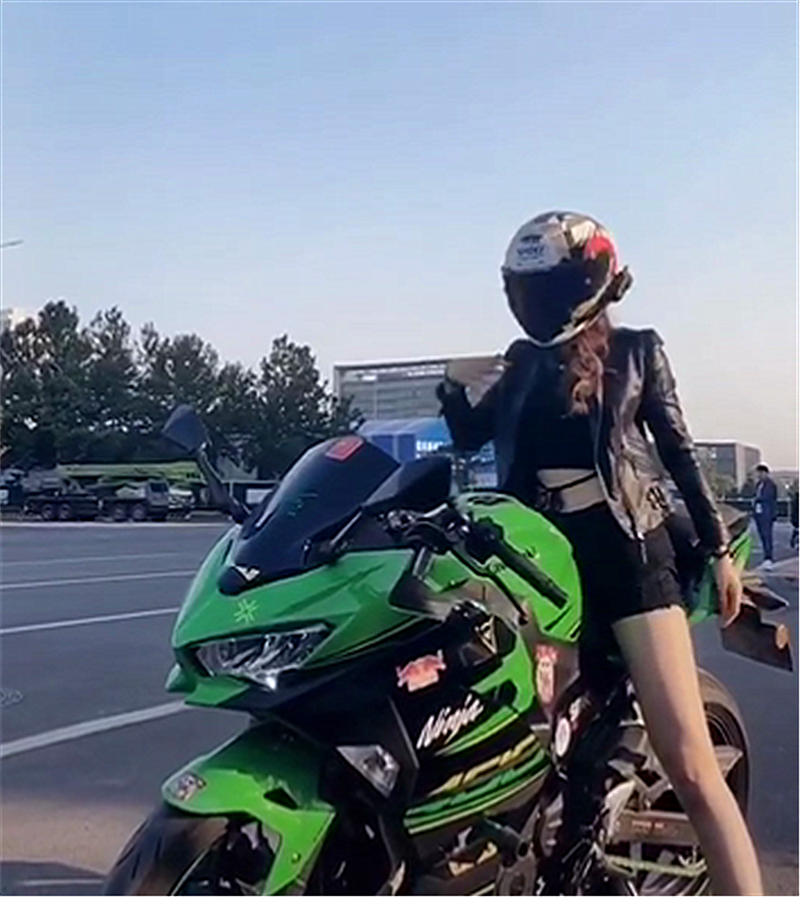 5万川崎400摩托现街头,双缸排量399cc,女骑士的大长腿比车吸睛