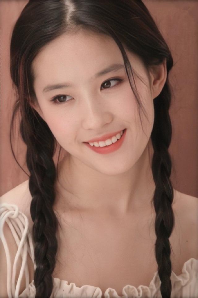 谁说刘亦菲穿古装才仙?12年前穿现代装照片曝光,美得像画中人