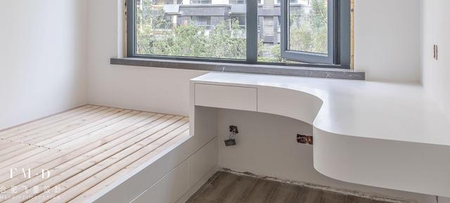 次卧才10平,窗台下打张弧形书桌连着榻榻米床,亲戚来都夸很漂亮