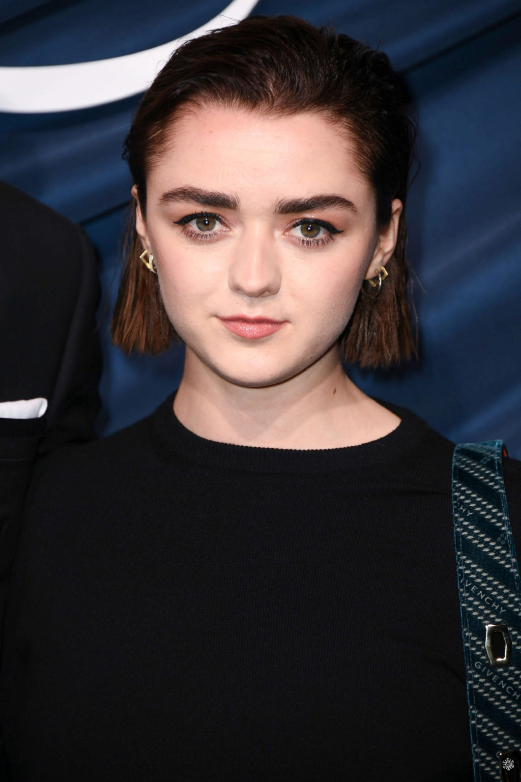 而曾在hbo神剧《权力的游戏》中饰演狼家少女"二丫"的演员麦茜