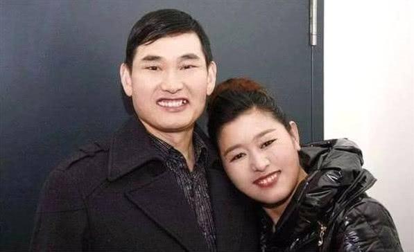 大衣哥儿子女儿双双胖成球,老婆孩子安心啃老,背后辛酸谁能懂?