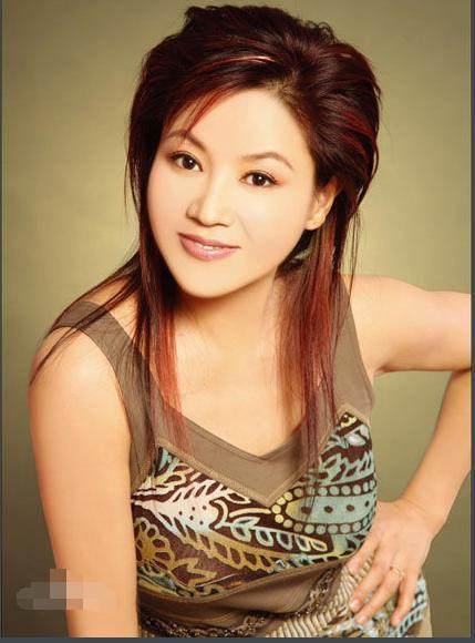 军人家庭出身,24岁一炮而红,47岁父母丈夫相继去世,今仍单身|苏红