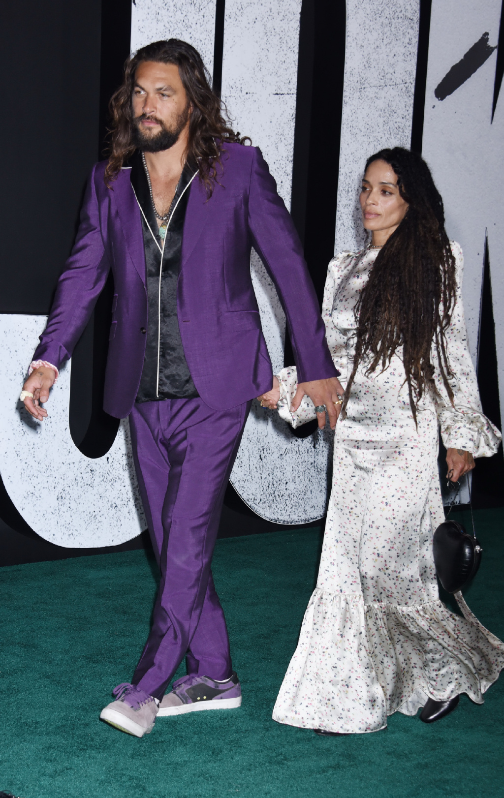 海王杰森莫玛和妻子现身活动193硬汉骚紫色西装太酷了