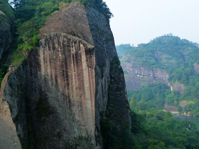 它是亚洲最大的石头,成为了5a级景区,吸引着很多游客