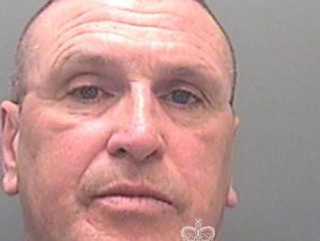 男子闲来无事拿激光笔照射客机被判入狱32个月