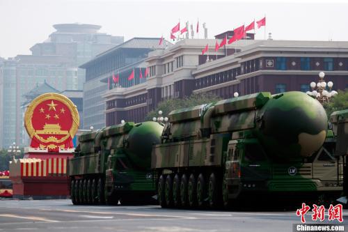 东风41核导弹首现阅兵场