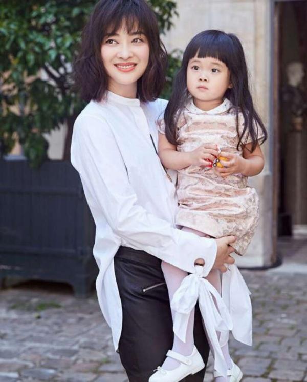 梅婷女儿颜值逆天!小脸呆萌充满灵性,与欧阳娜娜好似复制粘贴