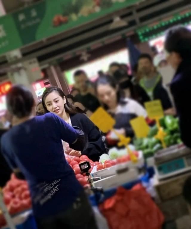 网友偶遇baby菜市场买菜,她打扮休闲自备购物袋还用手机付款
