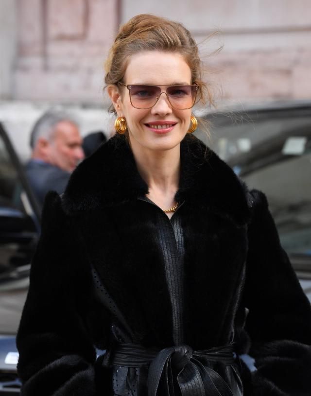 lv"太子妃"纳塔利·沃佳诺娃高调观秀,大热天穿皮衣太奢华