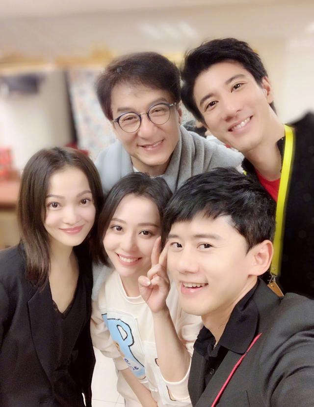 张靓颖晒群星合影,把成龙和张杰p得像同龄人,最爱王力宏