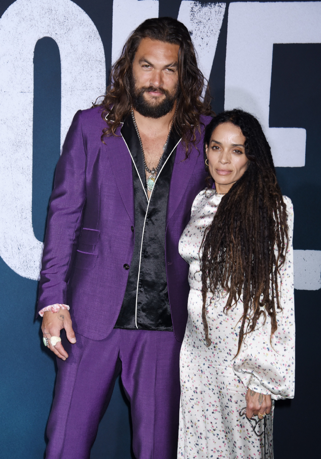 海王杰森莫玛和妻子现身活动193硬汉骚紫色西装太酷了