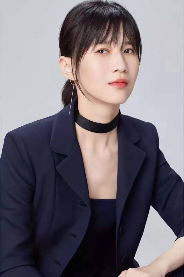 都说papi酱比女明星漂亮,看到她俩照片,网友:我信了