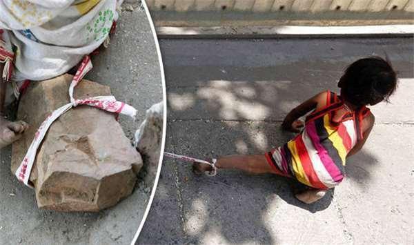 小男孩被父母绑在大石头上到处乱爬却无法移动半步,原因让人心酸