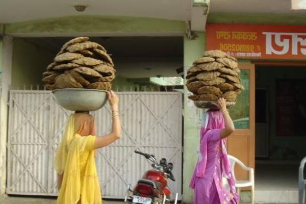 为何印度人,喜欢将物品顶在头上?