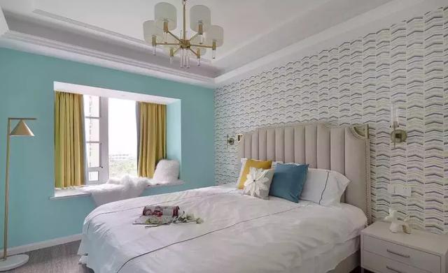 卧室的床头背景墙铺上了壁布,看起来有档次多了