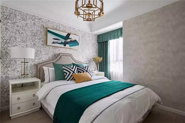 卧室的床头背景墙铺上了壁布,看起来有档次多了