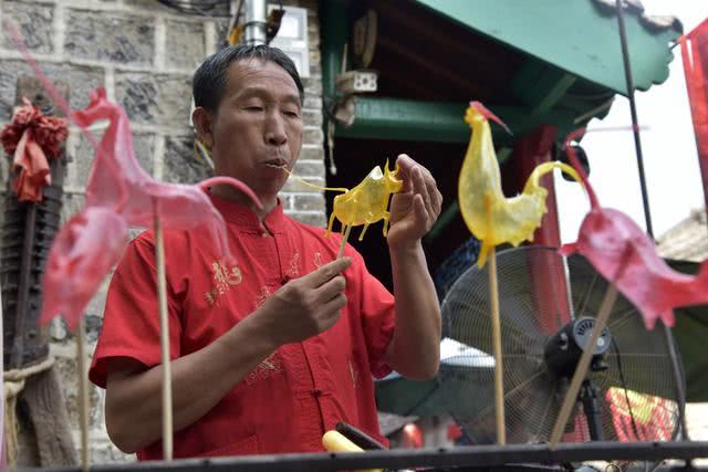 河南农村大叔吹糖人30年,一个卖十块钱,能吃能玩还好看