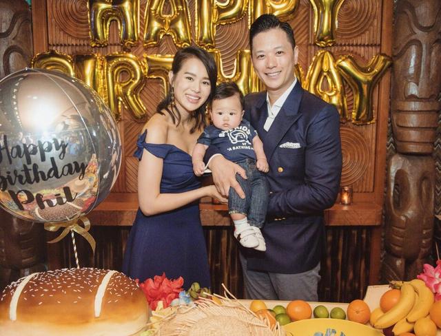 胡杏儿为小儿子办百日宴,睡觉的弟弟被强行营业,长得像极了哥哥