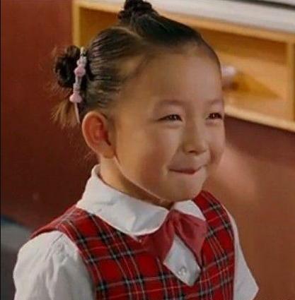 小芬的扮演者名叫胡倩琳,2000年出生,比徐娇她们小了3岁,在出演《长江